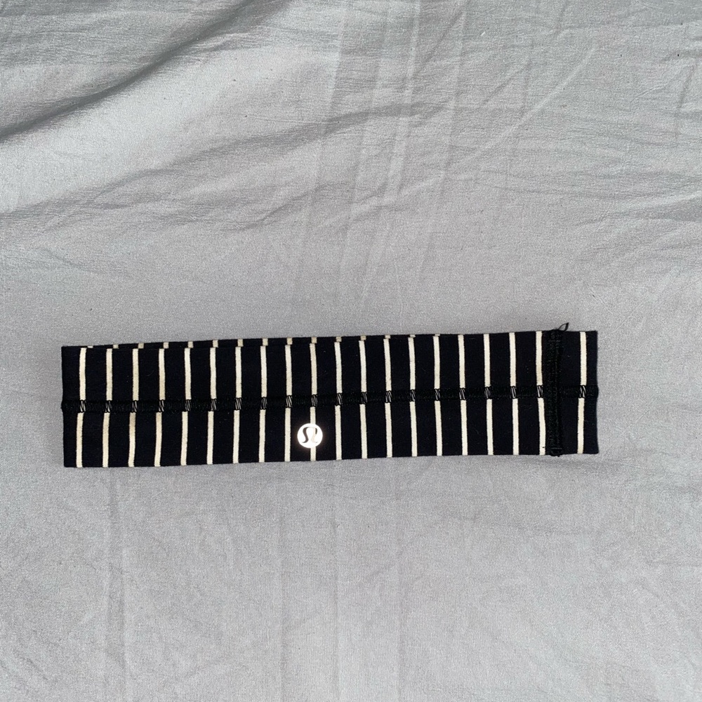 Black and white lululemon headband